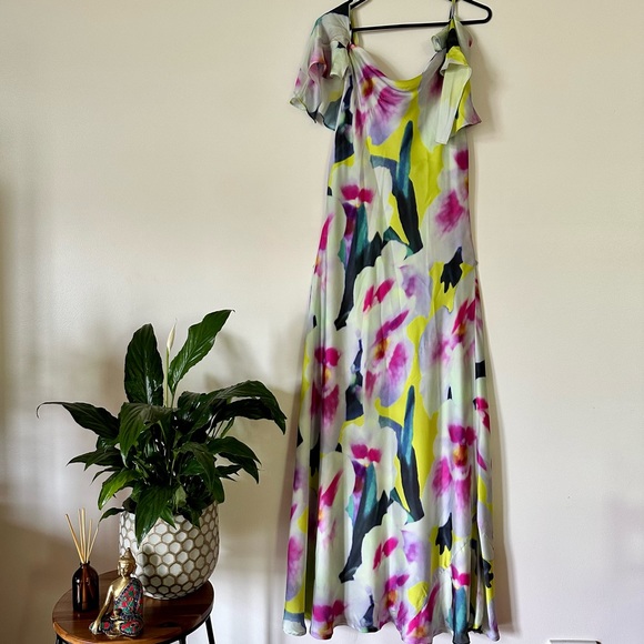 💕 Host Pick 💕 Charlie Brown Floral Satin Dress - Picture 5 of 5